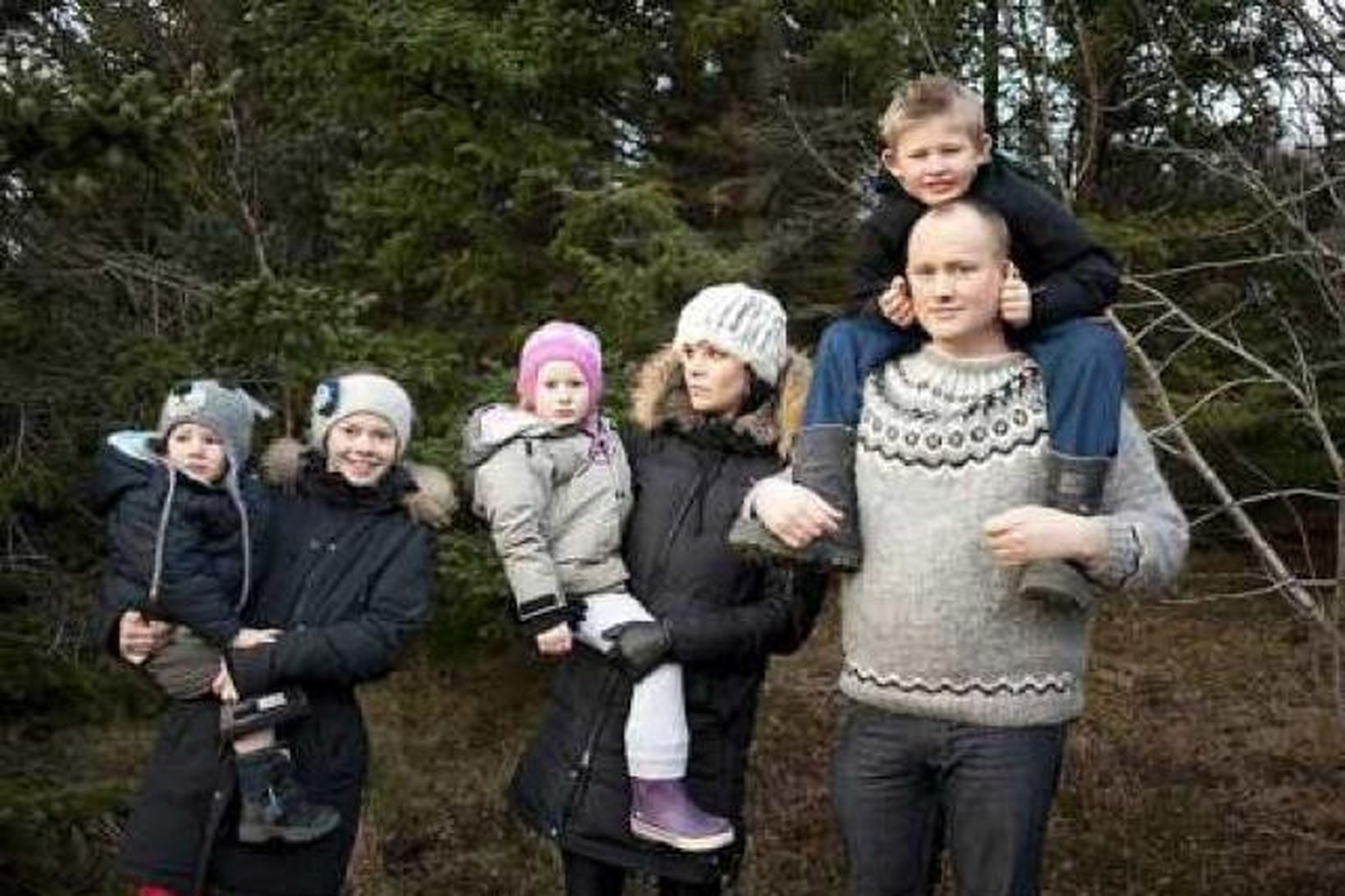 Eiríkur Ingi Jóhannsson og Berta Gunnlaugsdóttir með börnin sín fjögur.