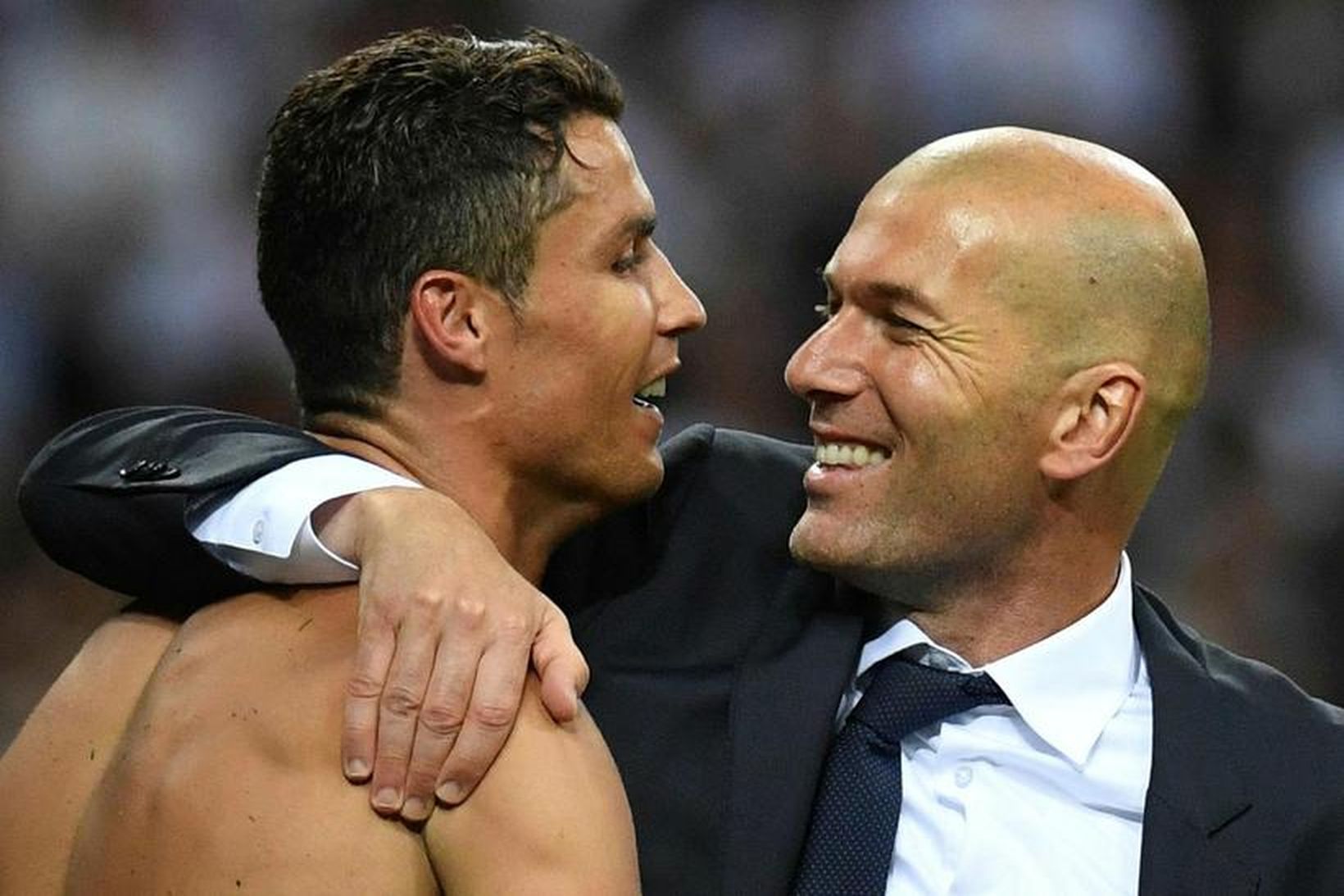 Ronaldo og Zinedine Zidane, knattspyrnustjóri Real Madrid, fallast í faðma …