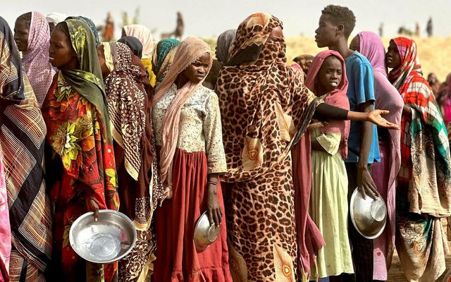 Fólk á flótta bíður eftir matarskammti í bænum Tawila í hinu stríðshrjáða Darfur-héraði í vesturhluta …