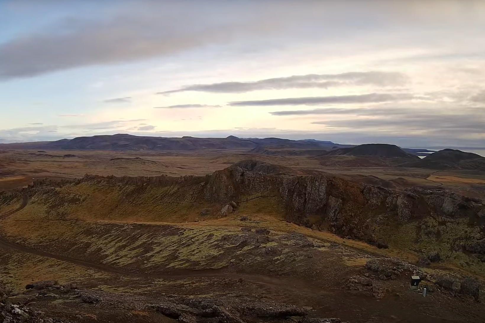 Skjáskot úr vefmyndavél mbl.is. Hagafell fyrir miðju, handan hryggsins. Á …