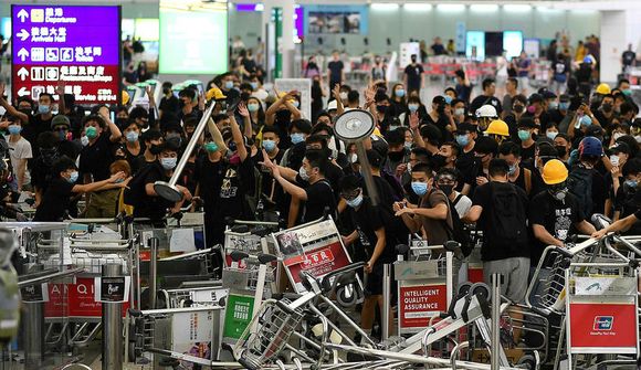 Færa hersveitir að landamærum Hong Kong