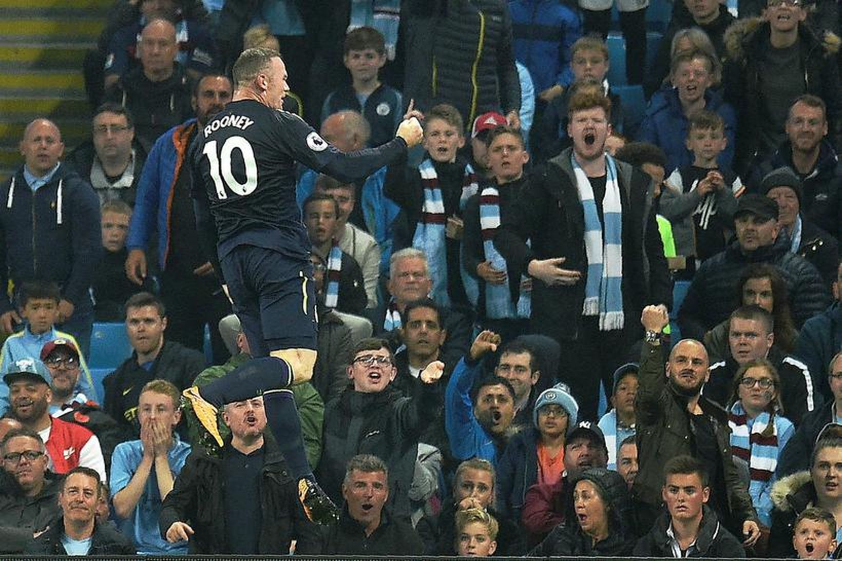 Wayne Rooney fagnar marki sínu í kvöld.