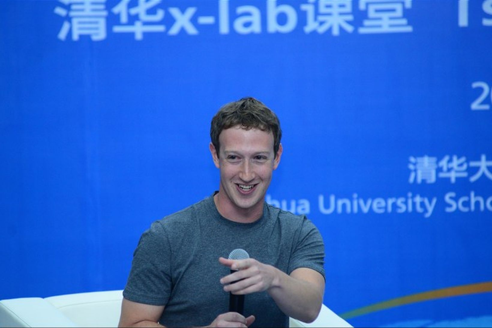 Zuckerberg sést hér ræða við nemendur Tsinghua-háskólans.