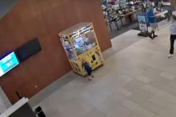 Barnið uppátækjasama á leið inn í tækið.