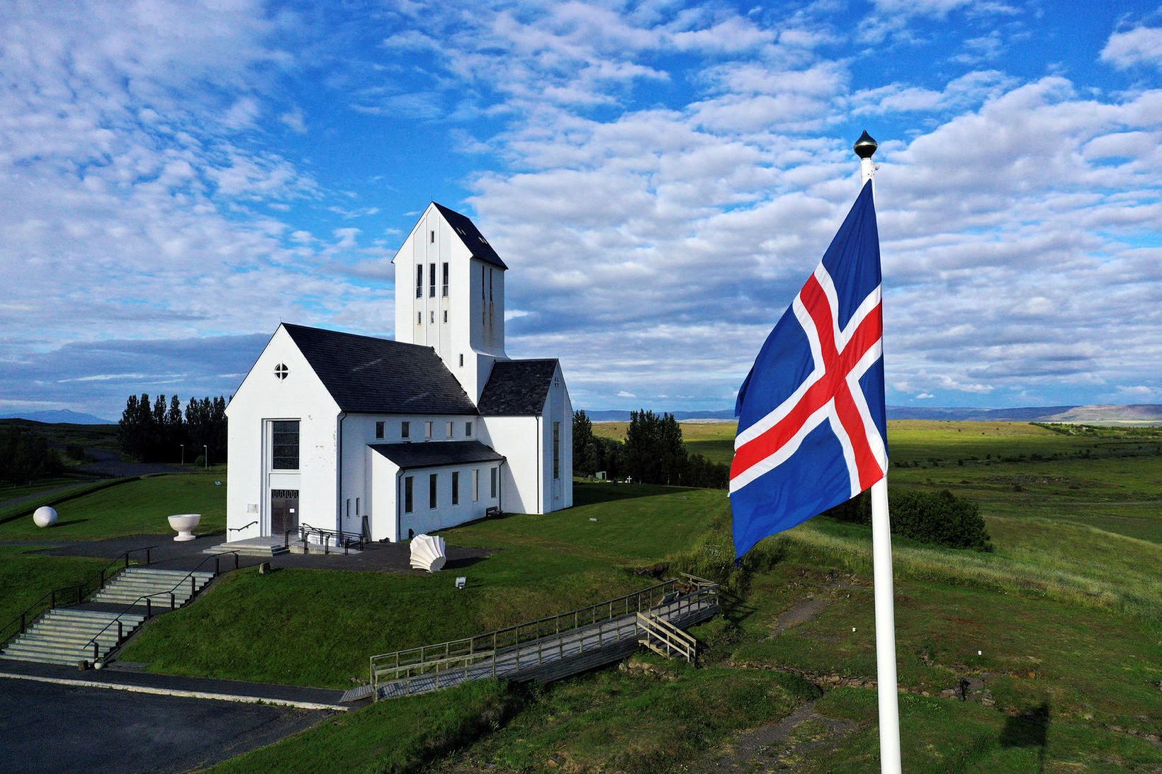 Skálholtskirkja á sumardegi.