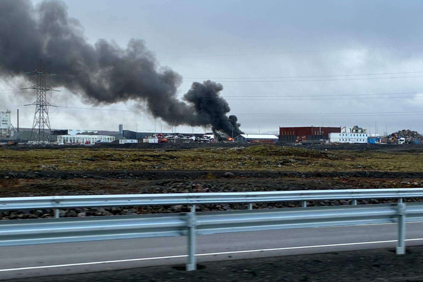 Slökkviliðinu barst tilkynning um eldinn fyrst klukkan níu í morgun. …