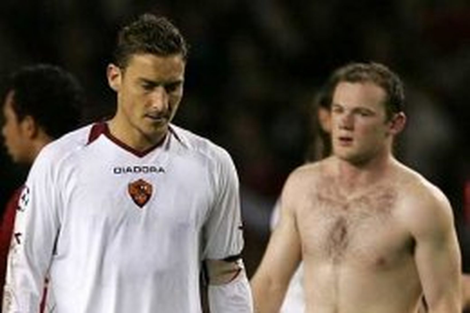 Francesco Totti gengur niðurdreginn af Old Trafford í gærkvöld, við …
