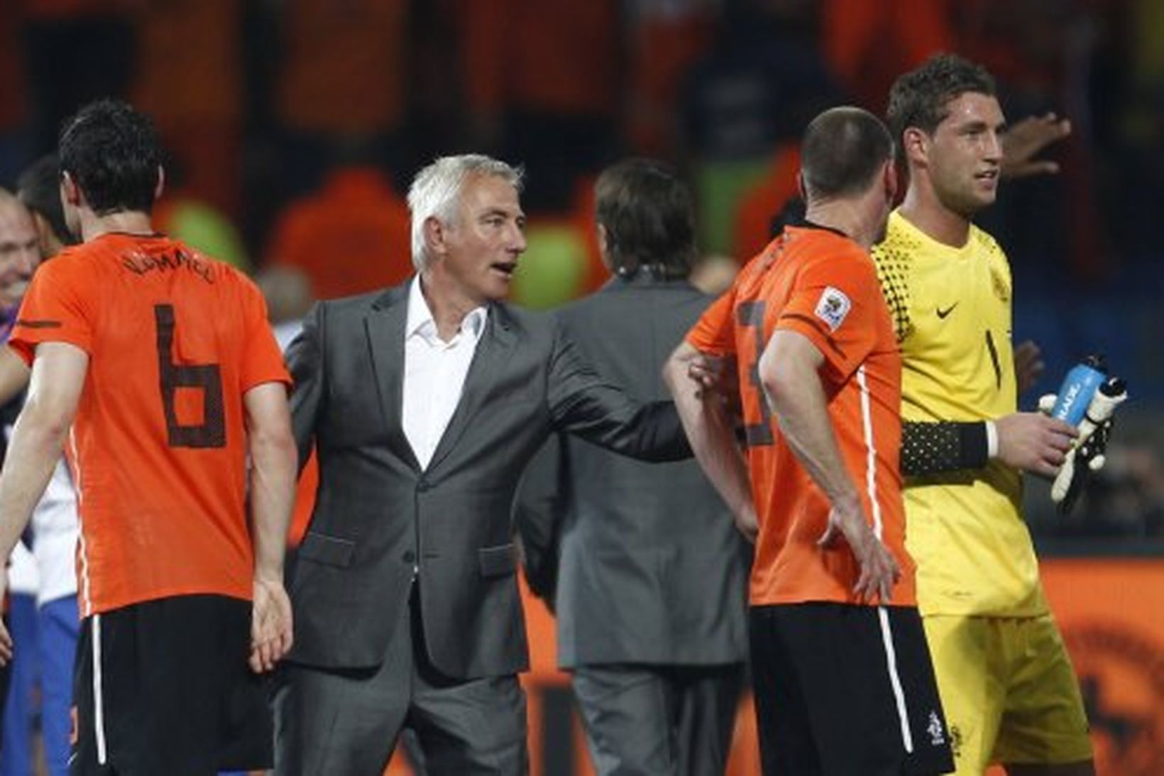 Bert van Marwijk fagnar með leikmönnum sínum eftir sigurinn á …