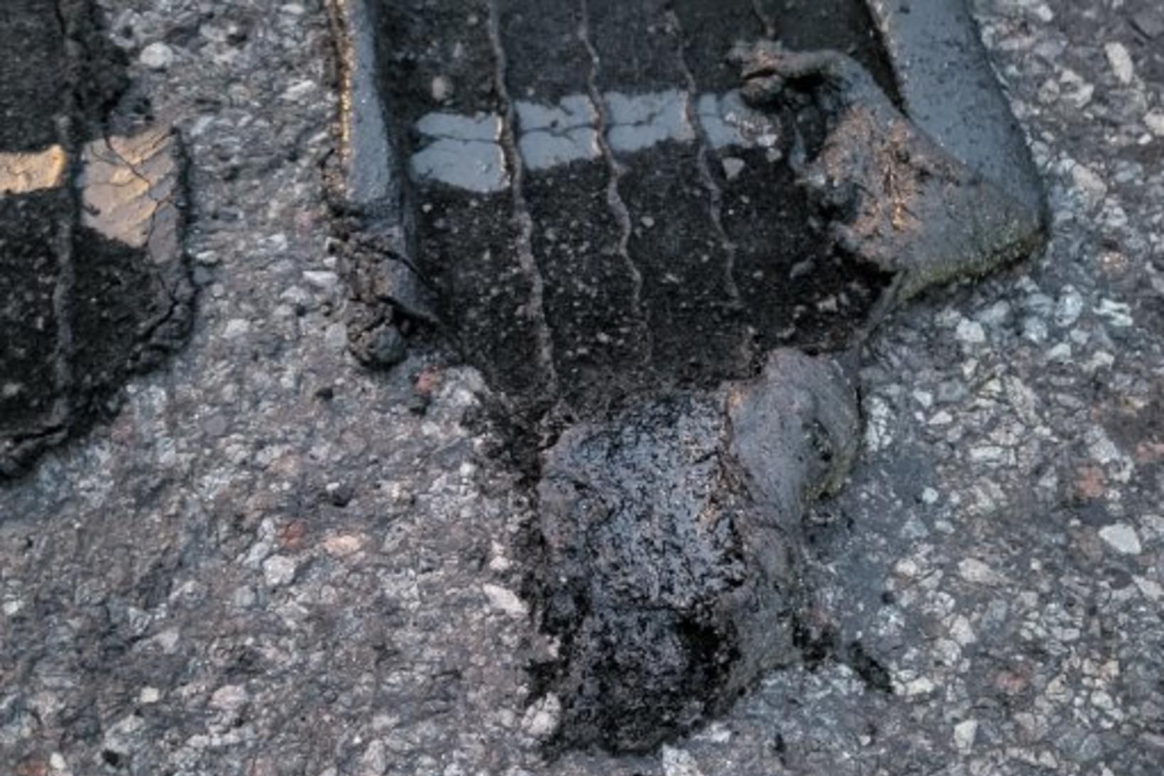 Athygli vekur að sérstaklega eigi að ráðast í malbikun á …