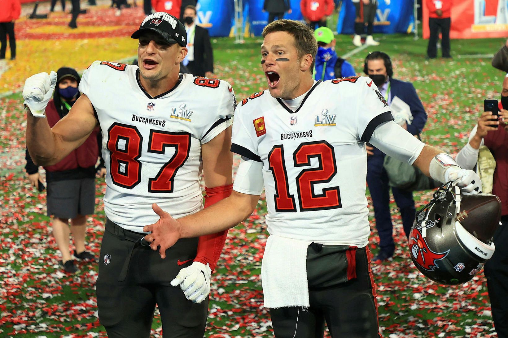 Rob Gronkowski og Tom Brady fagna sigri í Super Bowl …