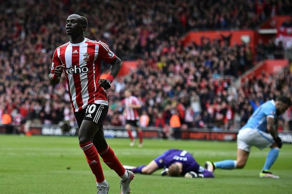 Sadio Mané, sóknarmaður frá Senegal, er kominn til Liverpool frá Southampton fyrir 34 milljónir punda.