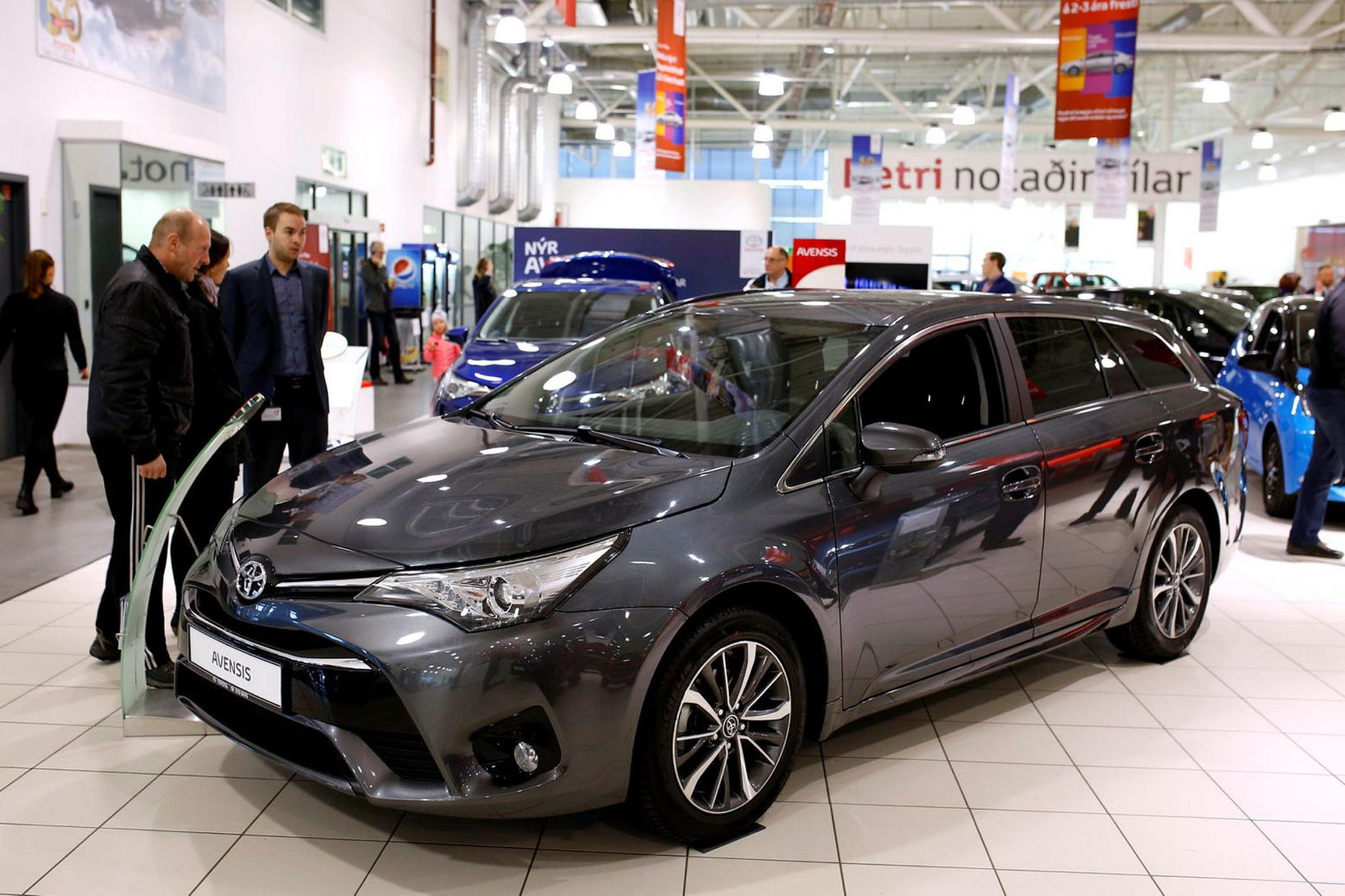 Úr sýningarsal Toyota í Kauptúni.