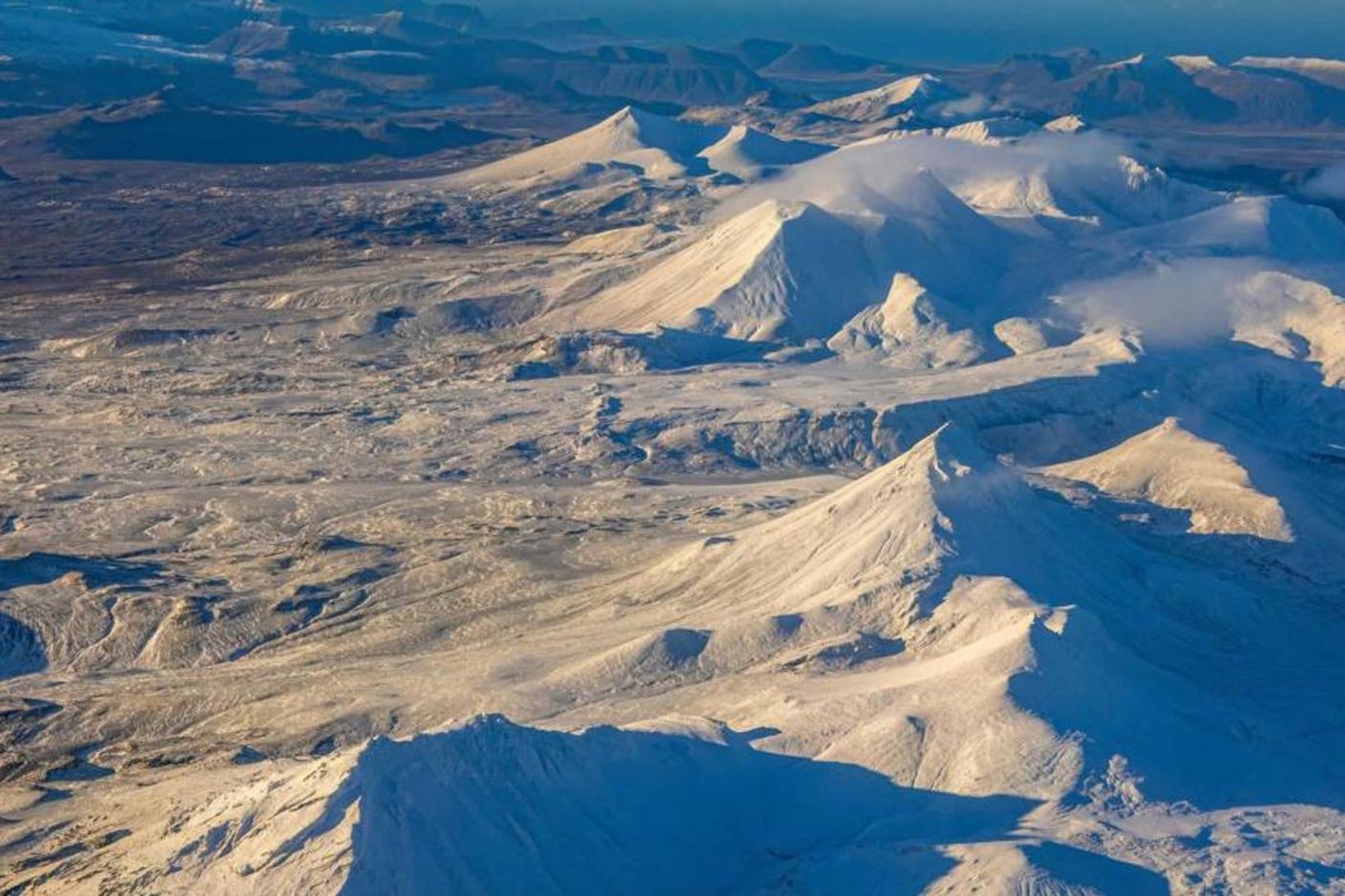 Ljósufjöll á Snæfellsnesi í drifhvítum vetrarbúningi sem þau þó þurfa …