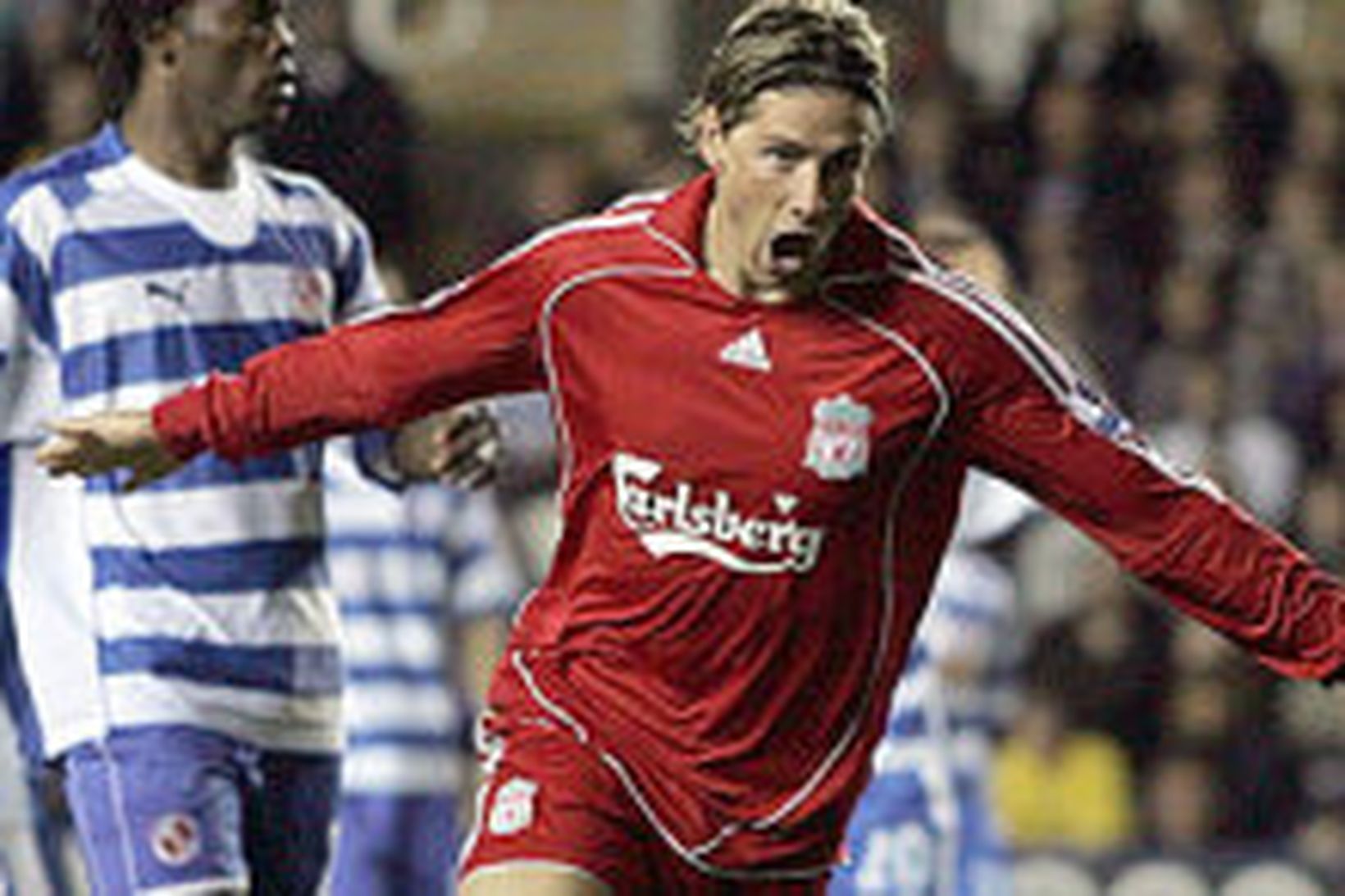 Fernando Torres fagnar einu af þremur mörkum sínum gegn Reading …