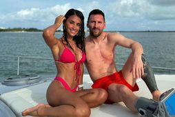 Li­o­nel Messi og eigikona hans Antonela Roccuzzo á snekkju.