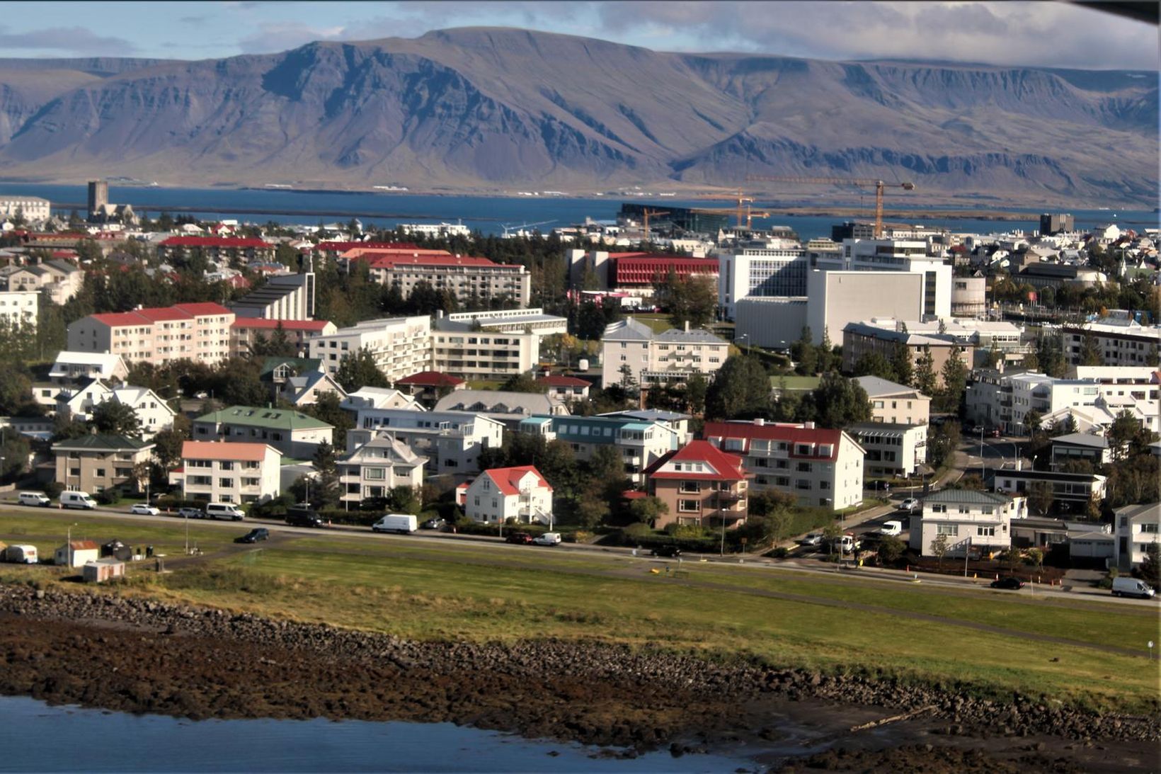 Vesturbærinn í Reykjavík verður settur aftur á borholuvatn á morgun.