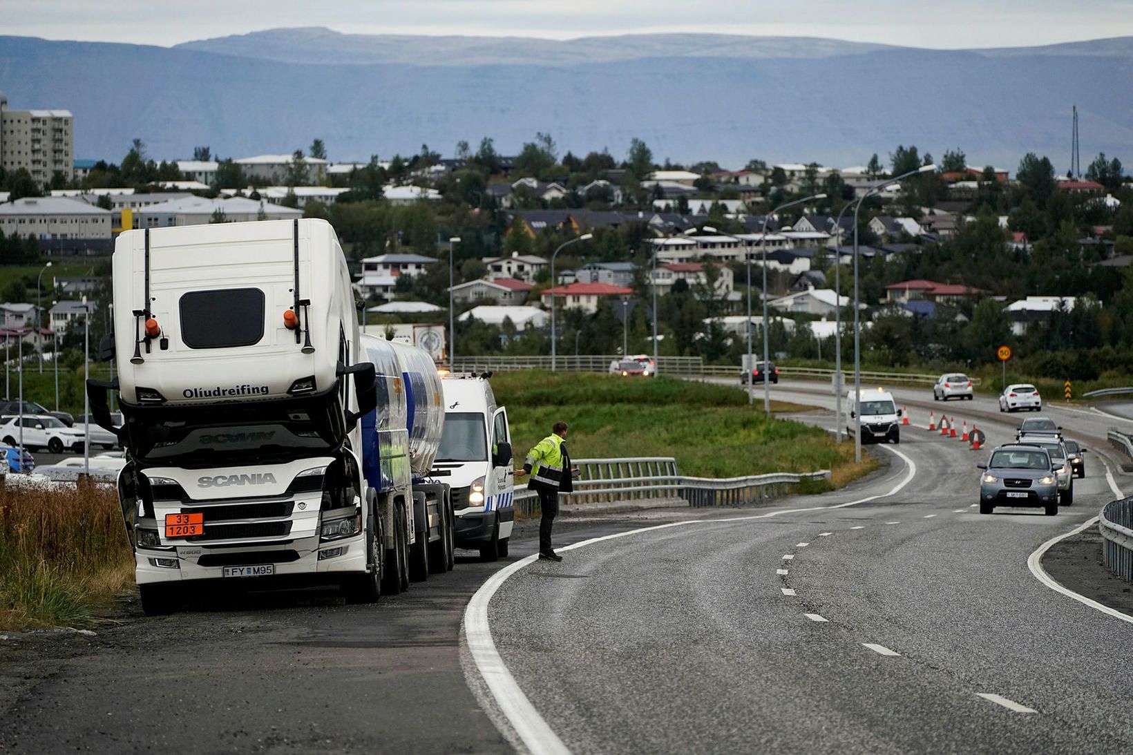 Loka þurfti Suðurlandsvegi vegna olíuleka fyrr í dag.