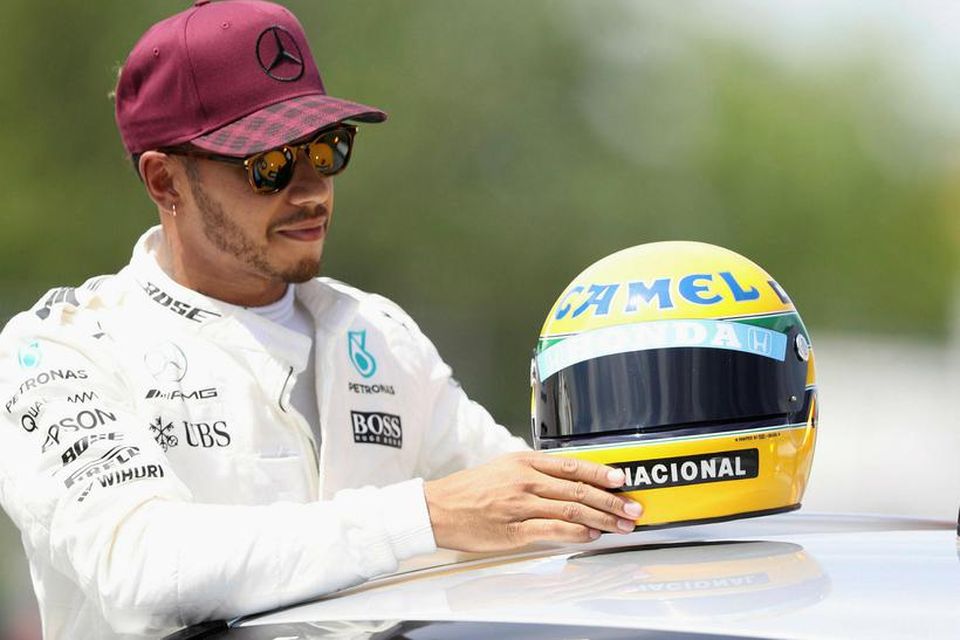 Lewis Hamilton fékk í dag að gjöf keppnishjálm úr safni brasilíska ökumannsins Ayrton Senna eftir …