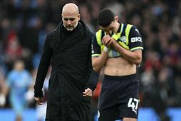 Pep Guardiola og Phil Foden ganga niðurlútir af velli eftir leikinn gegn Aston Villa í …