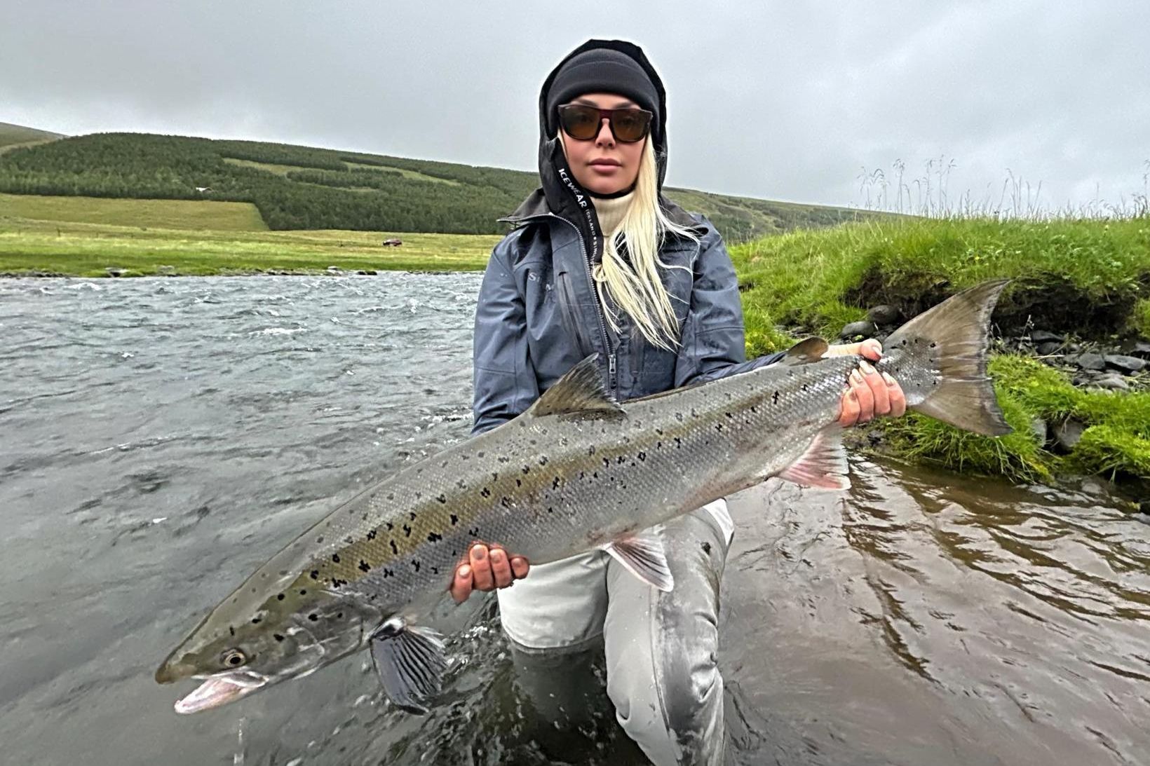 Báðar búnar á því. Berglind með hrygnuna löngu úr Svartá. …