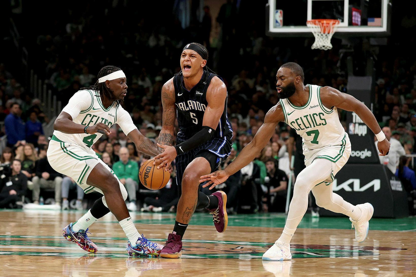 Paolo Banchero keyrir að vörn Boston.