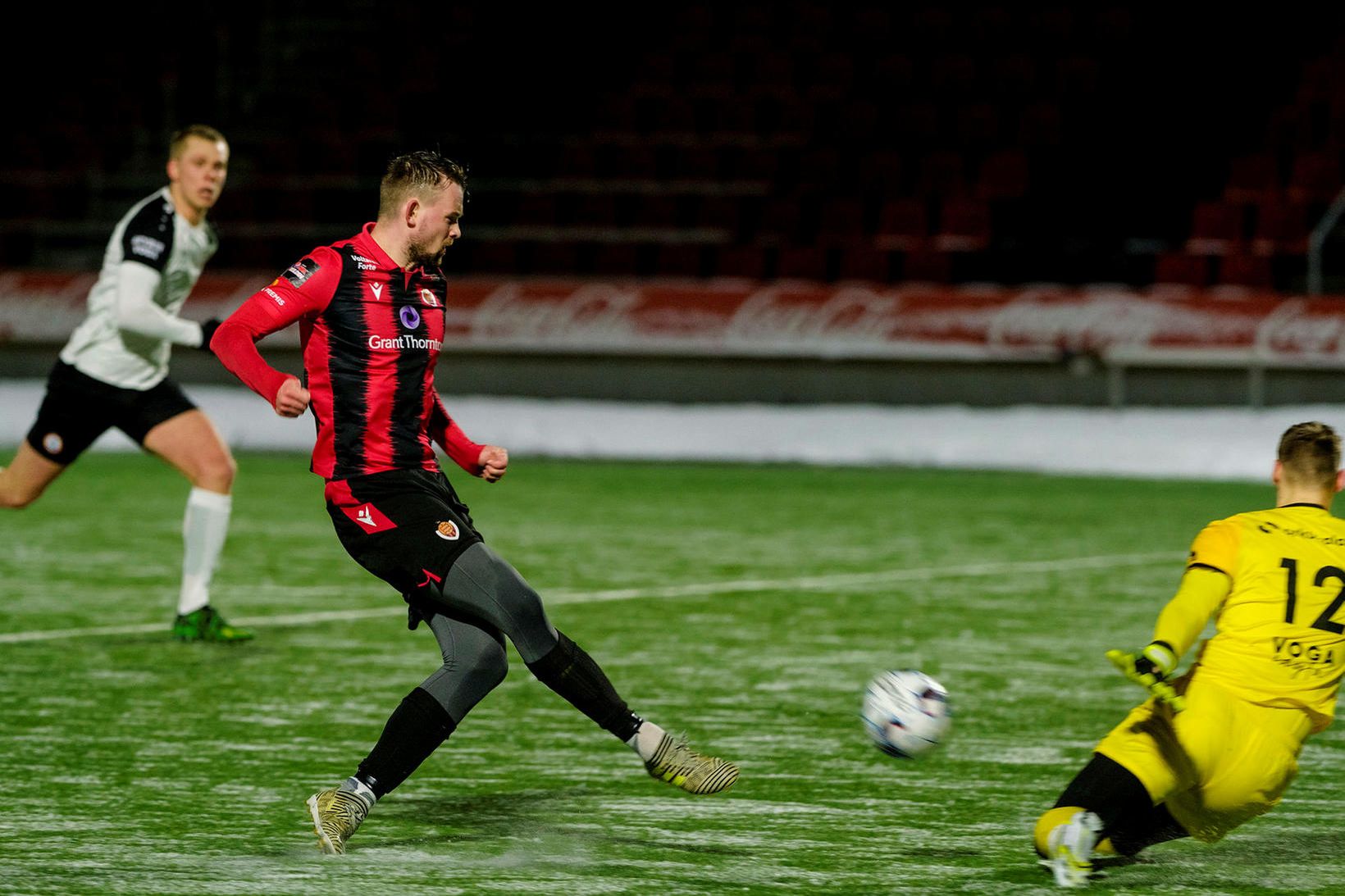 Nikolaj Hansen kemur Víkingi í 1:0 í kvöld.