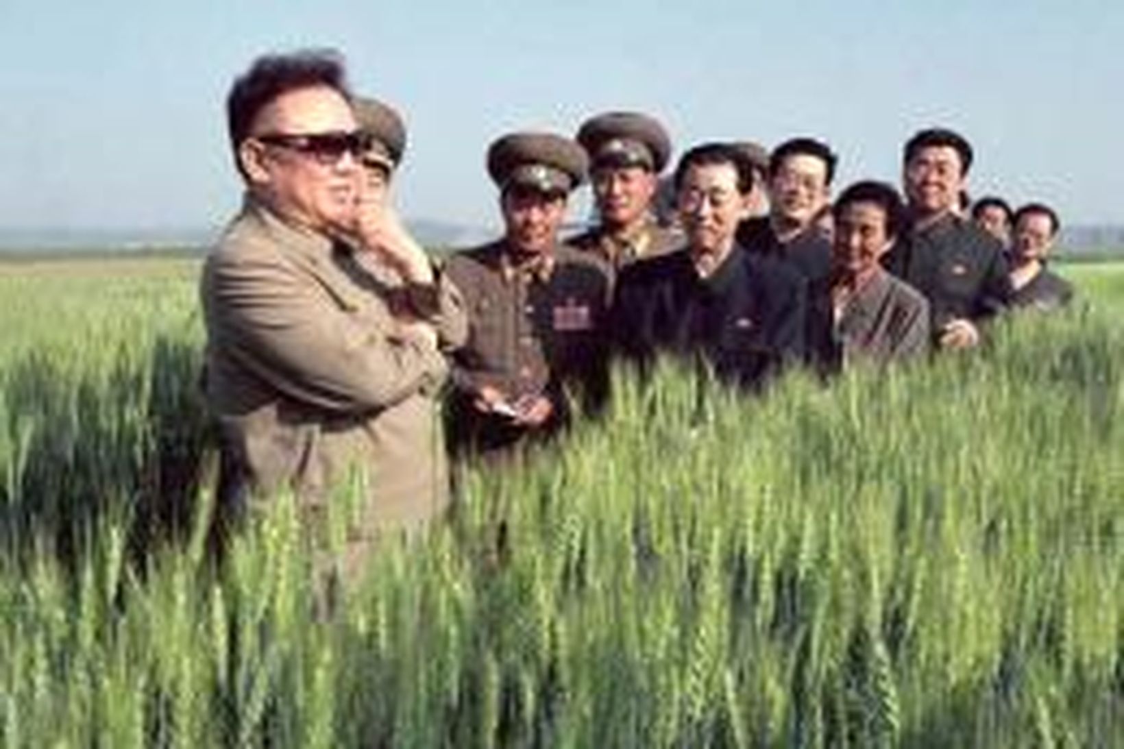 Kim Jong Il, leiðtogi N-Kóreu, t.v., skoðar akur þar sem …