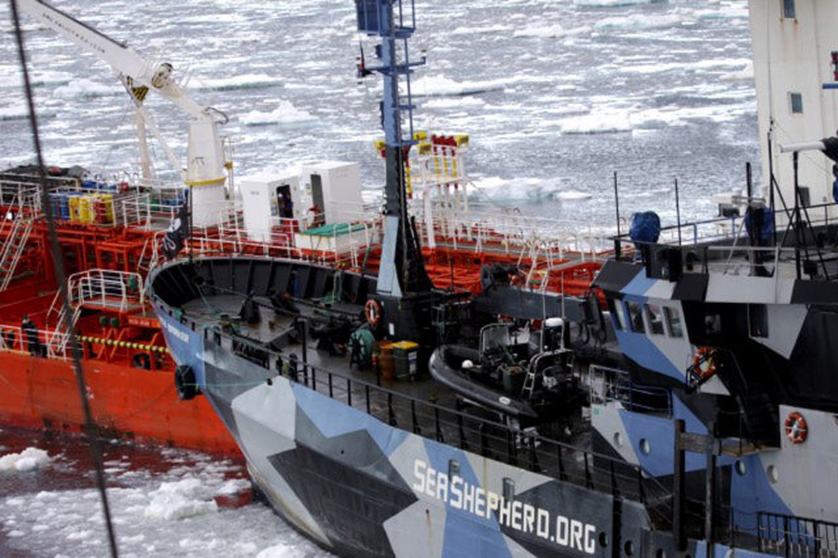 Skip Sea Shepherd siglir á japanskt hvalveiðiskip undan strönd Suðurskautslandsins.
