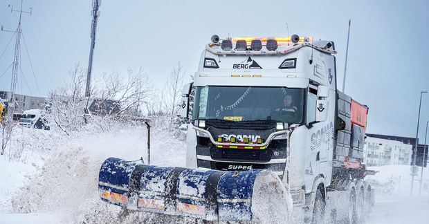 Snjóruðningur vetrarþjónustu Reykjavíkurborgar hófst klukkan fjögur í nótt.