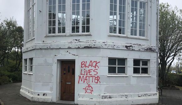 „Black Lives Matter“ ritað á Hljómskálann