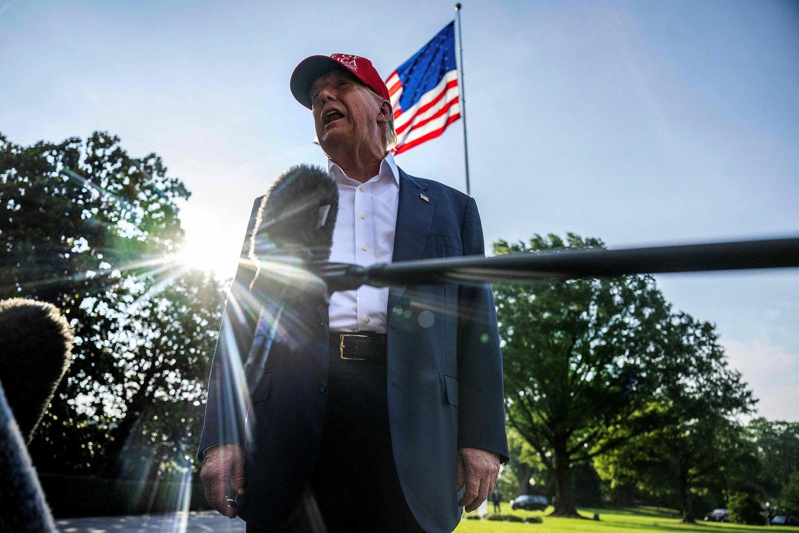 Trump ræddi við blaðamenn á lóð Hvíta hússins í Washington …