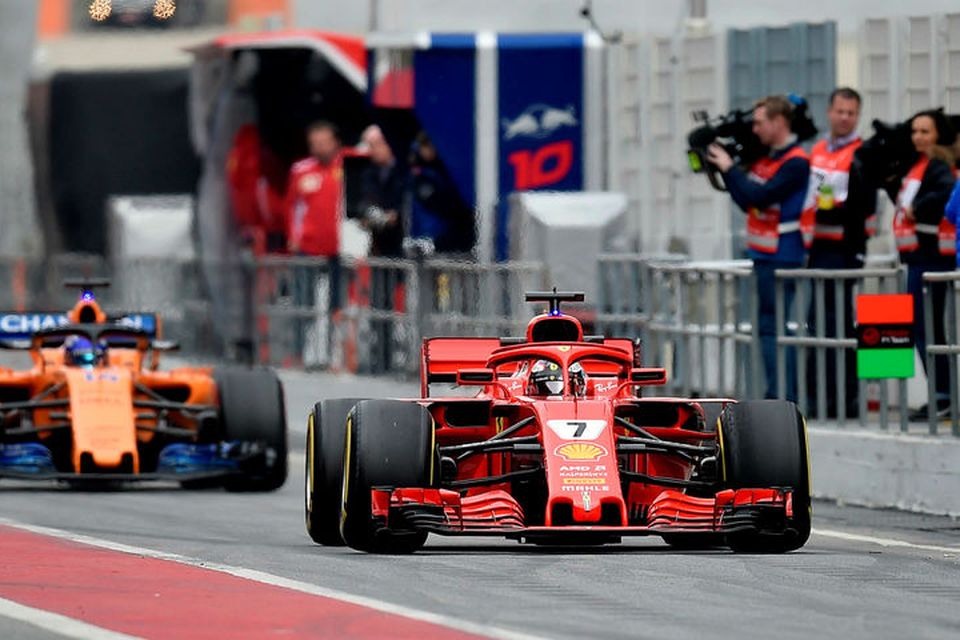 Kimi Räikkönen (nær) og Fernando Alonso í Barcelonabrautinni í dag.