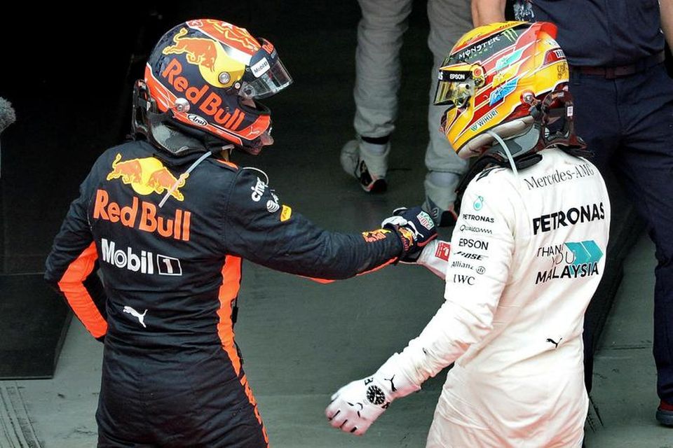 Max Verstappen (t.v.) og Lewis Hamilton takast í hendur eftir kappaksturinn í Sepang.