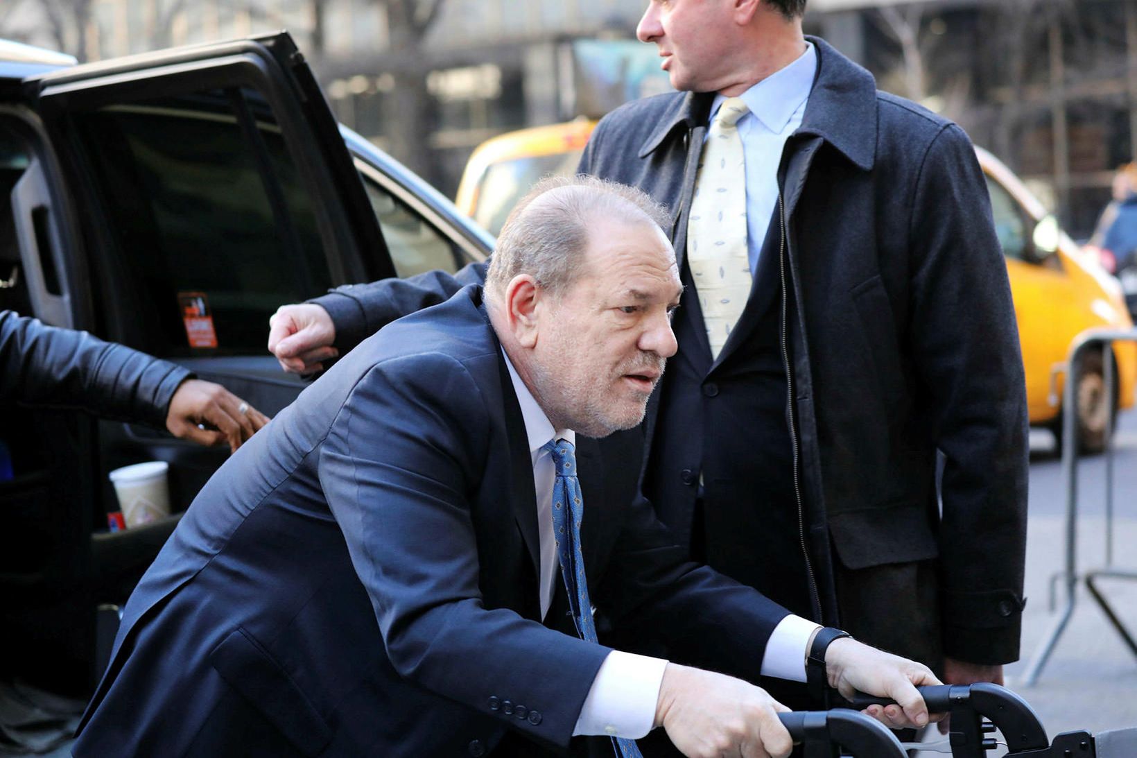 Weinstein á leið í dómsal í New York í dag.