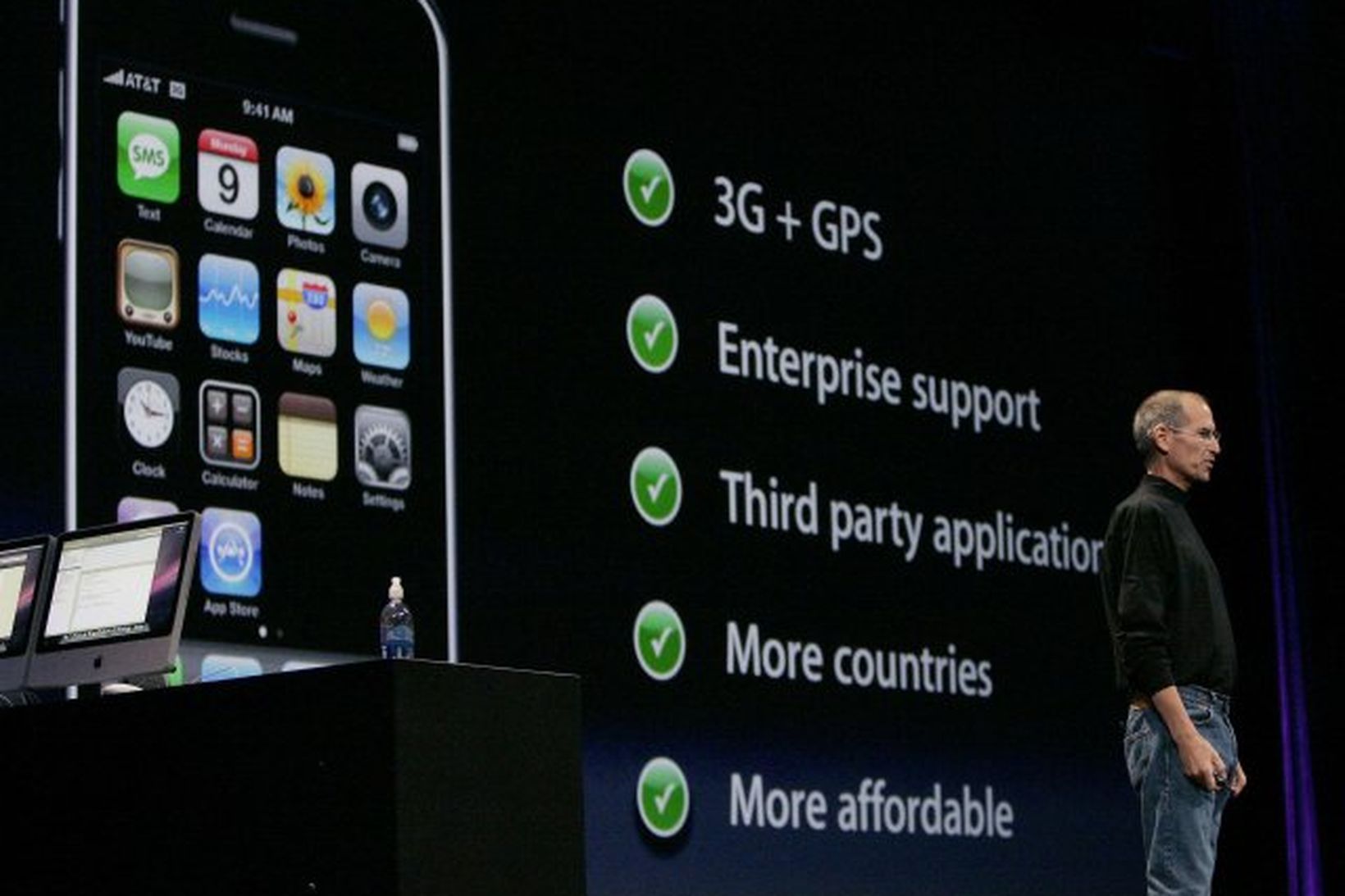 Steve Jobs, forstjóri Apple, kynnir nýjan iPhone í gær.