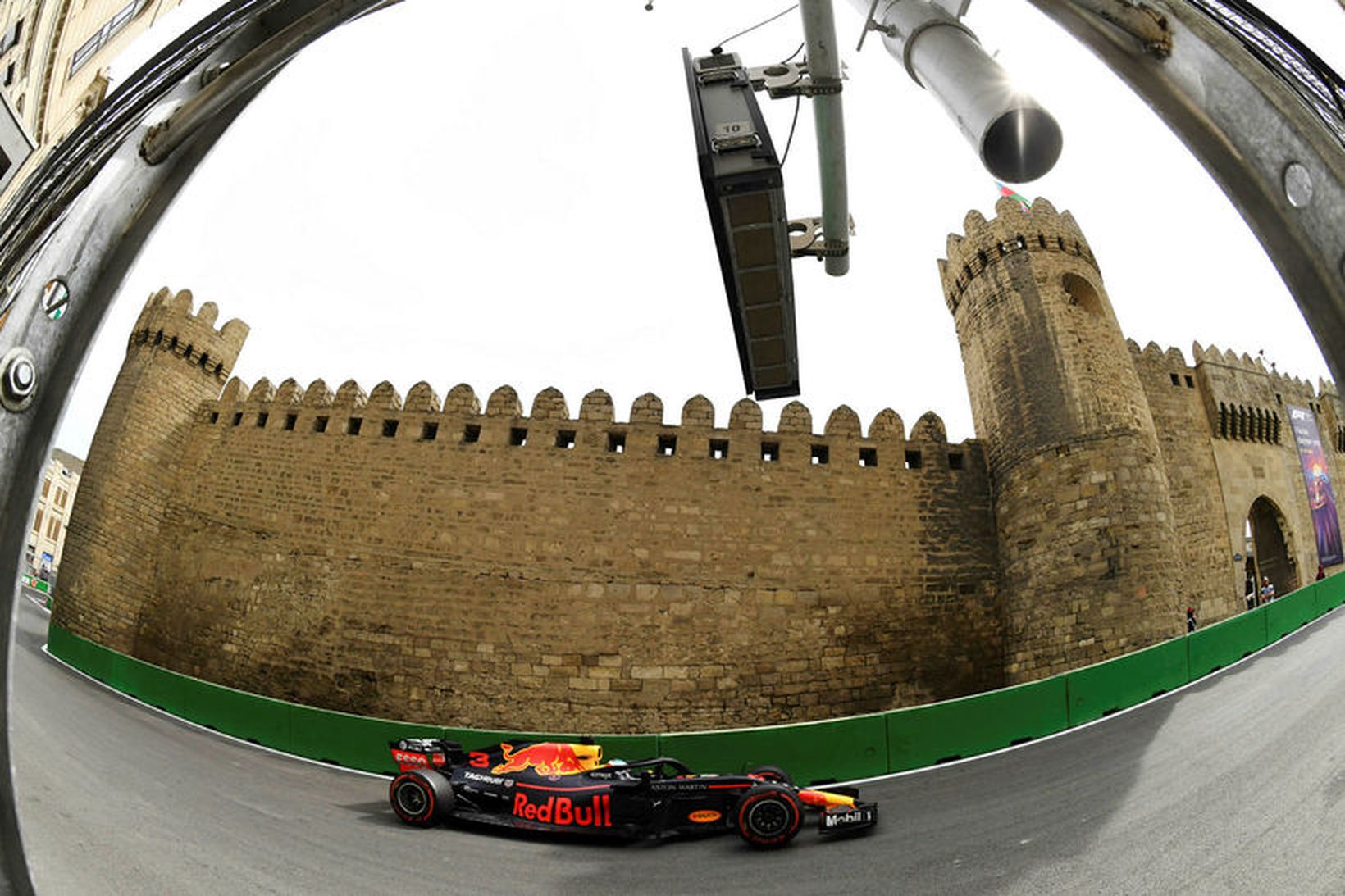 Daniel Ricciardo á ferð í Bakú í dag.