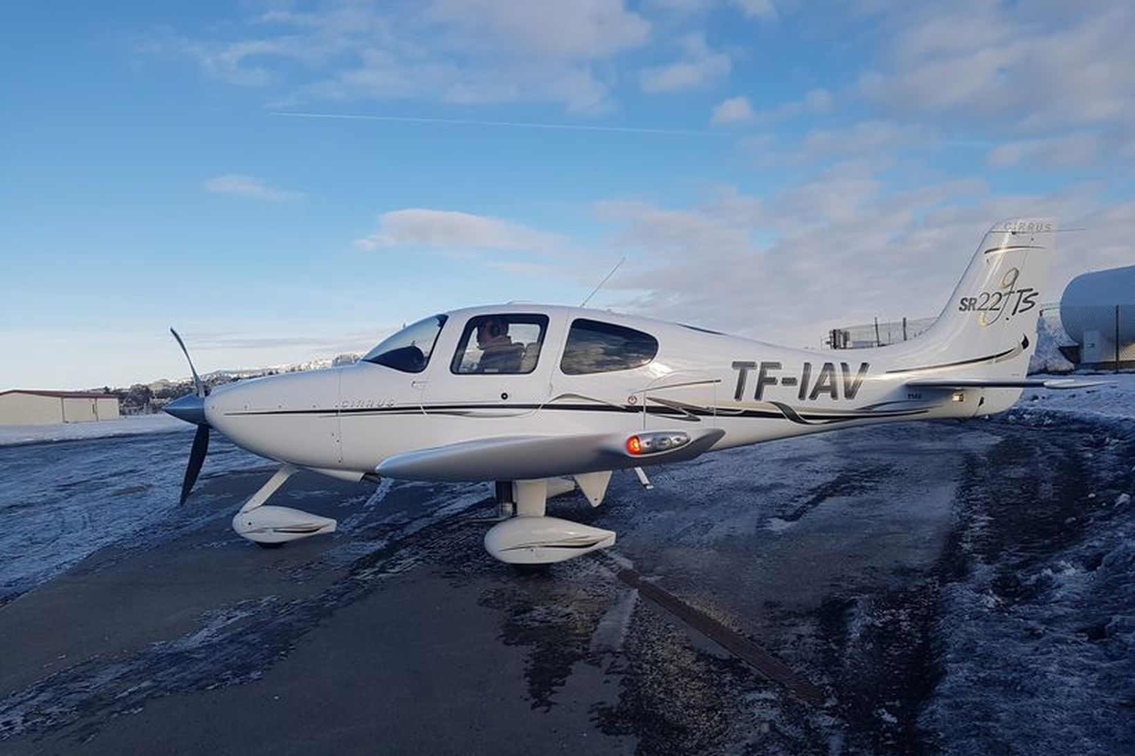 Fyrsta flugvél Island Aviation, Cirrus SR22, TF-IAV á leiðinni í …