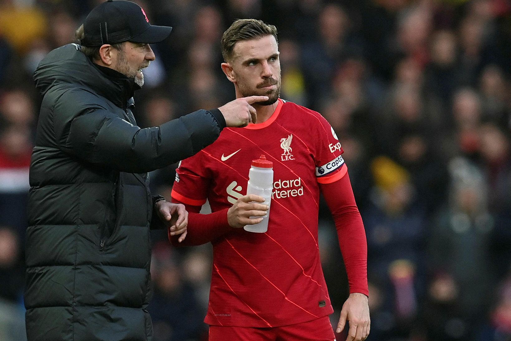 Jürgen Klopp og Jordan Henderson ræða málin.