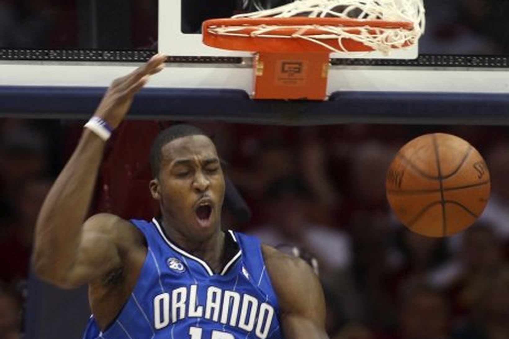 Dwight Howard skorar fyrir Orlando með tilþrifum í leiknum í …