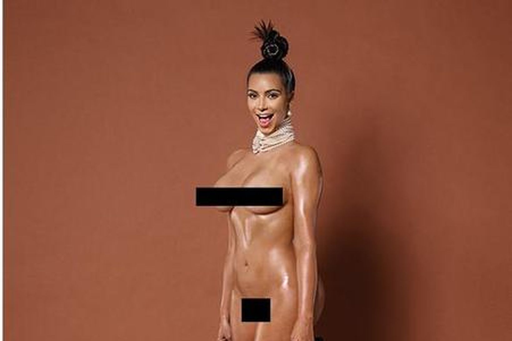 Kim Kardashian er ánægð með nektarmyndirnar sem birtust í tímaritinu …
