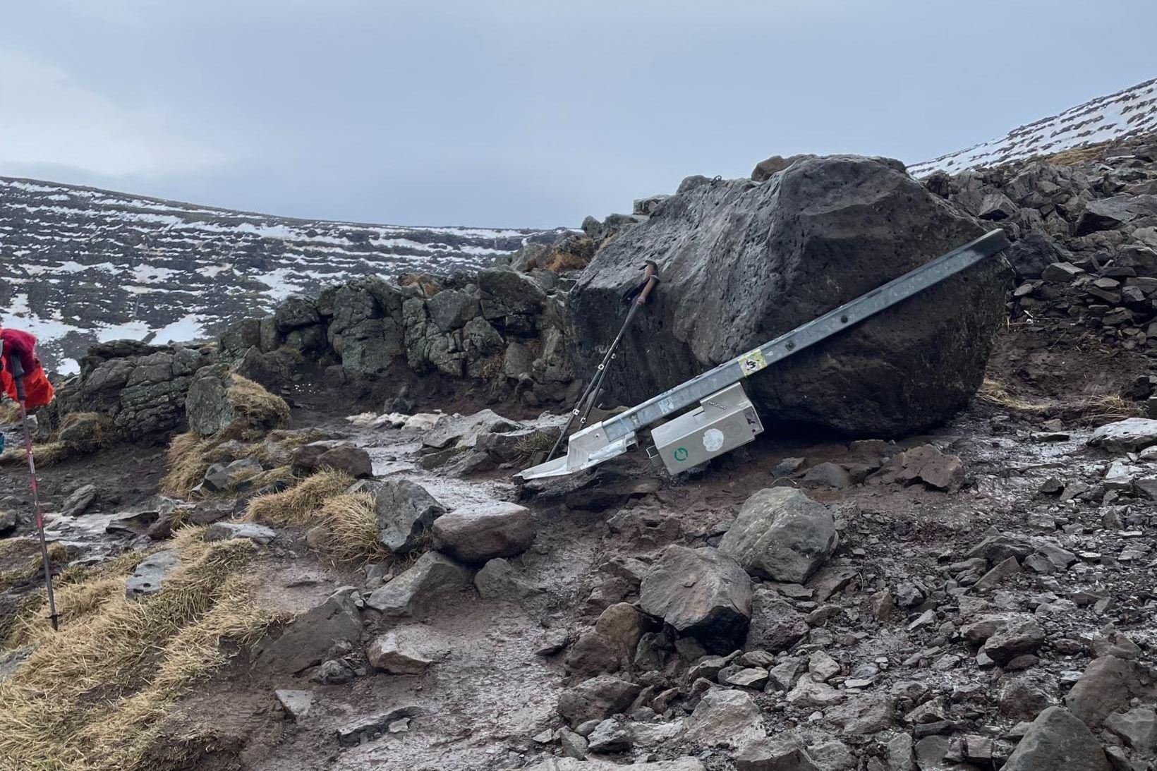 Steinninn lagðist á hliðina í byrjun apríl en verður reistur …