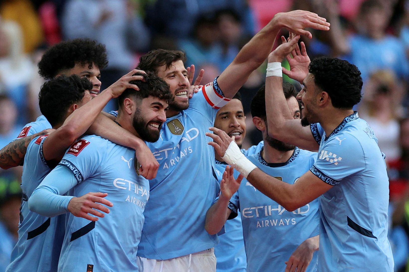 Liðsmenn Manchester City fagna í dag.