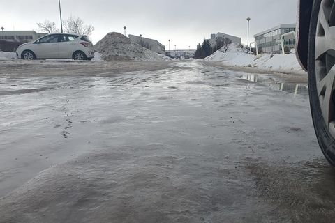 Vegir þar sem er snjór og klammi eru líklegir til að vera mjög hálir að …