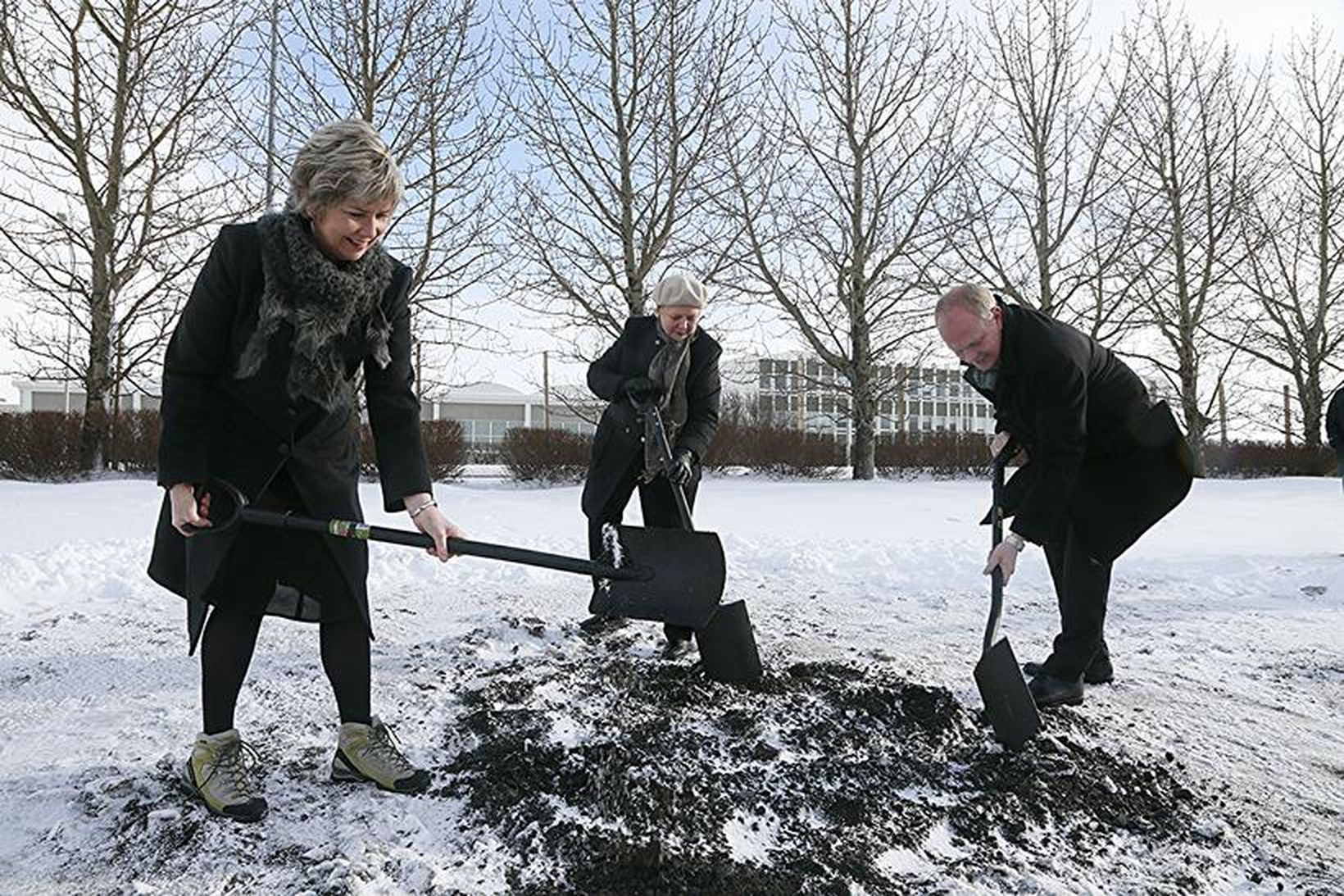 Rektor HÍ, Vigdís Finnbogadóttir og menntamálaráðherra taka fyrstu skóflustungu að …