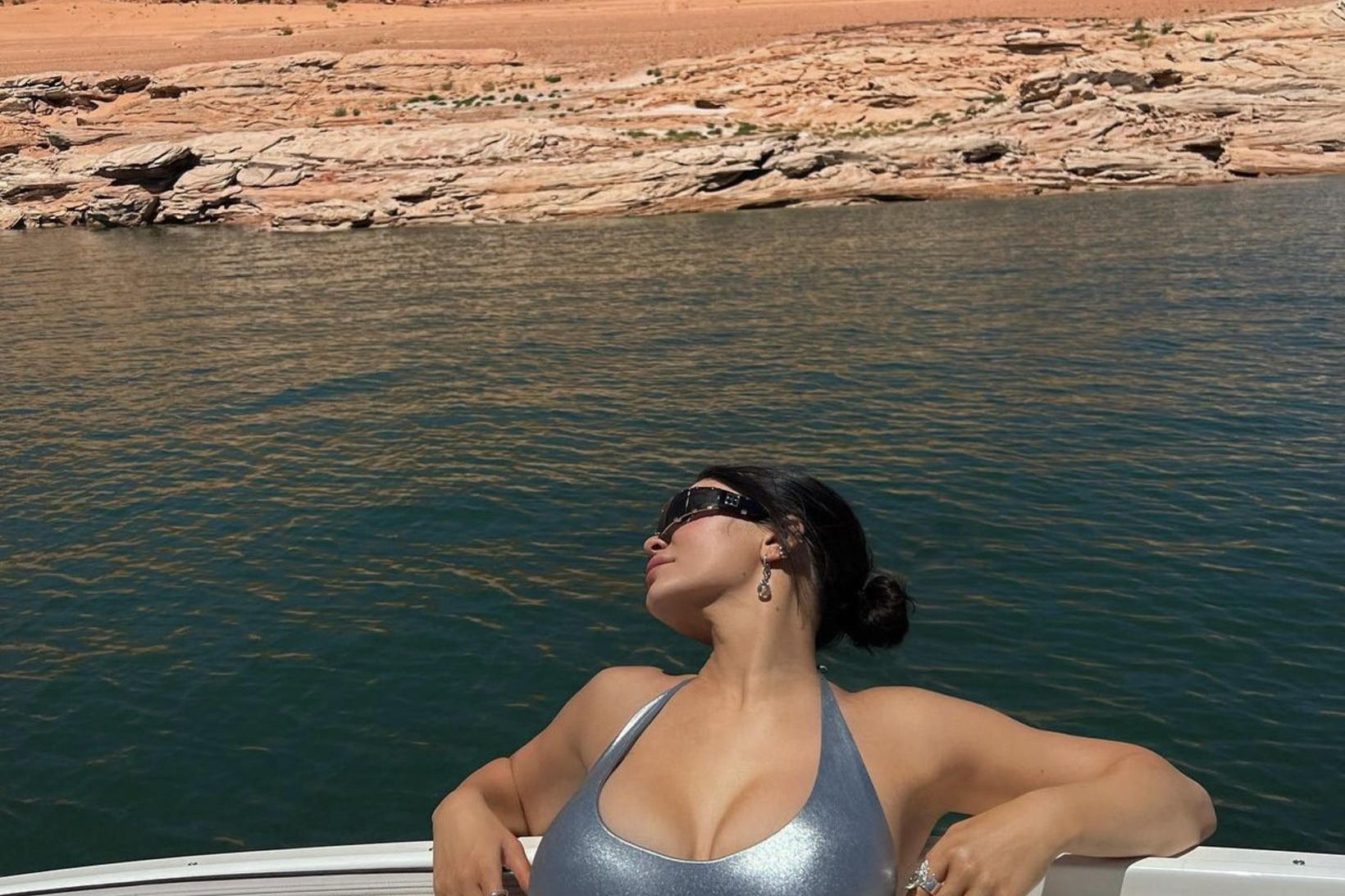 Kylie Jenner naut sín í siglingu um Powell vatn í …