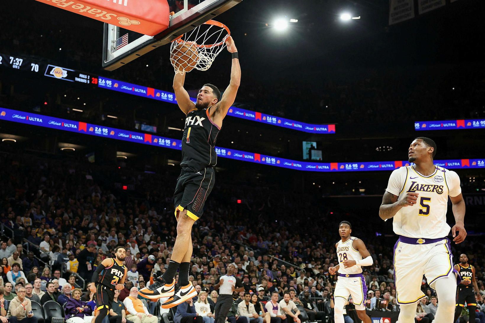 Devin Booker fór illa með Los Angeles Lakers í nótt.