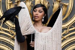 Cardi B hafði með sér óvæntan gest á tískuvikuna í París.