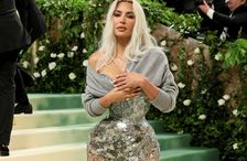 Raunveruleikastjarnan Kim Kardashian virtist eiga erfitt með að draga djúpt andann í þessari hönnum frá …
