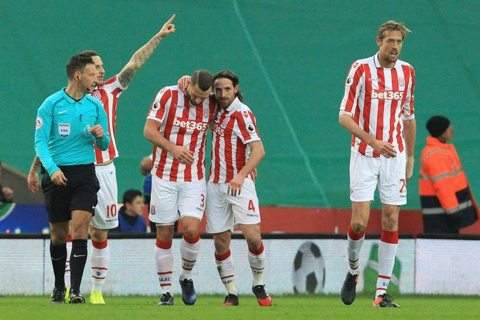 Marko Arnautovic, Erik Pieters, Joe Allen og Peter Crouch fagna marki Stoke City gegn Manchester …
