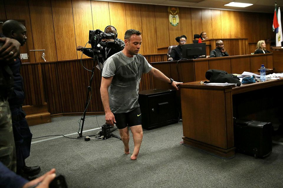 Oscar Pistorius fjarlægir gervifæturna fyrir dómarann